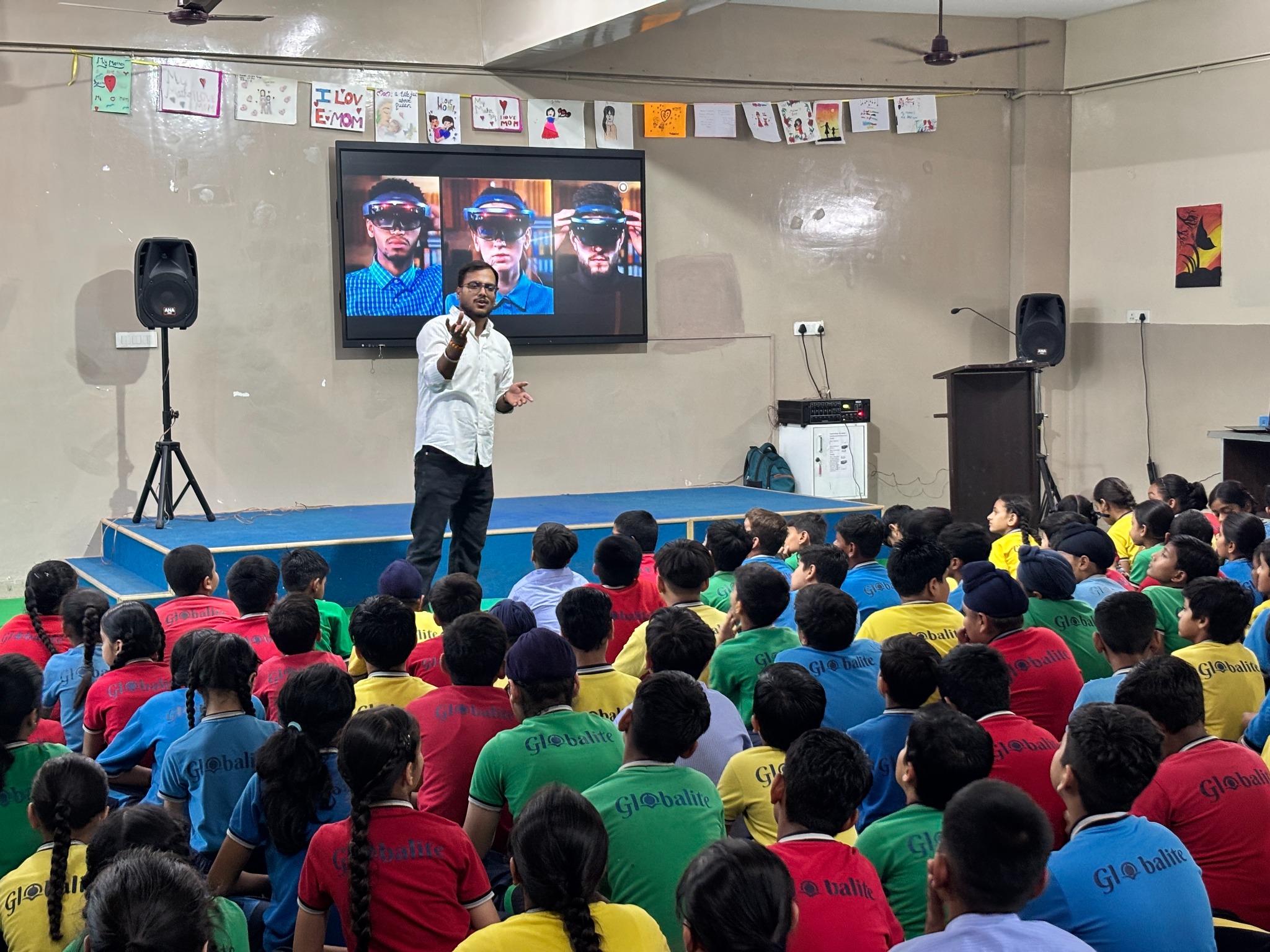 INNVERSE school innovation seminar with students and educators